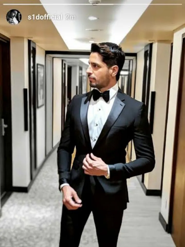 WOW : Siddharth Malhotra Wears 1 Lakh rupees Tuxedo , Fans going crazy over him , know more: