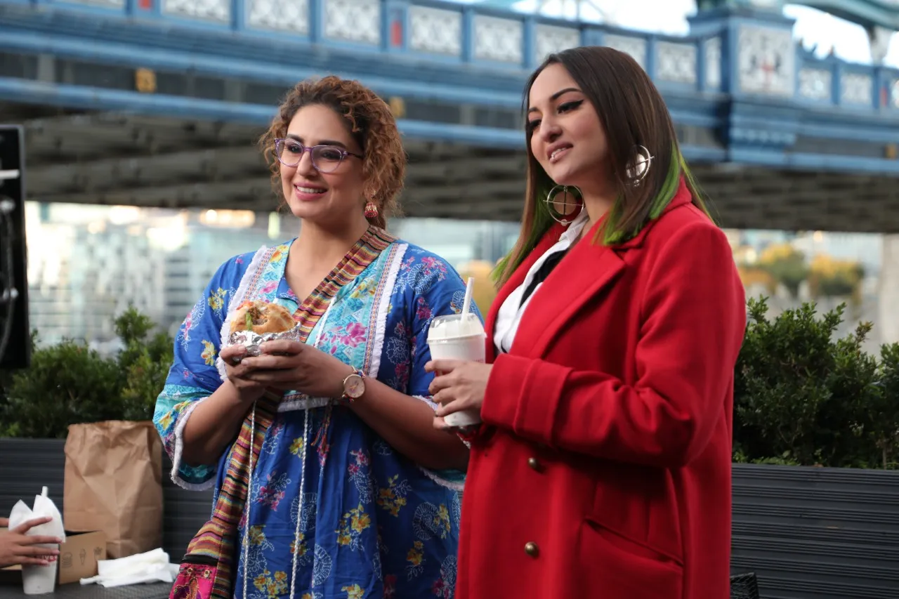 The Double XL leading ladies, Sonakshi Sinha and Huma Qureshi along with the crew share the perfect ‘food’ chemistry on screen and off screen!