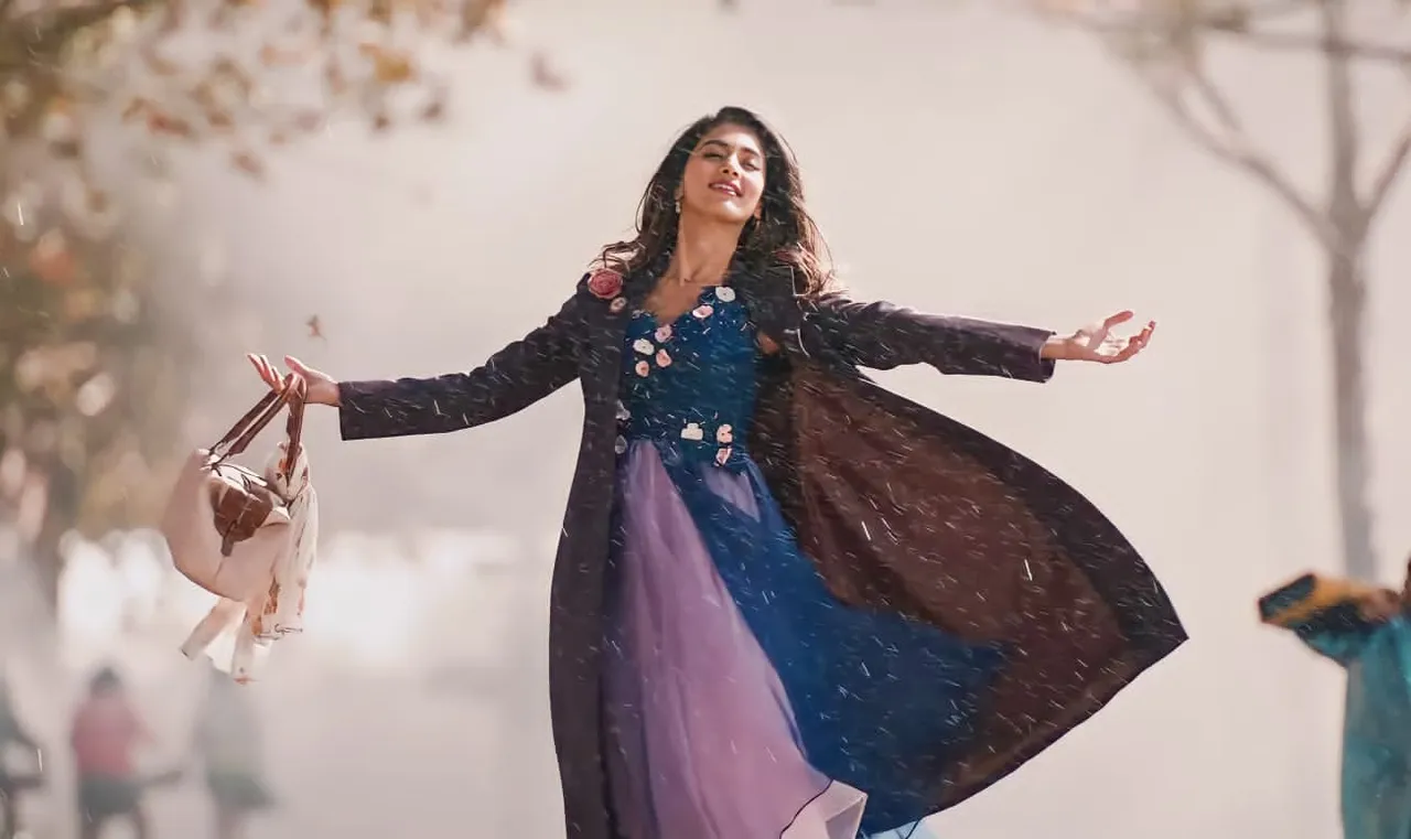 Pan-India star Pooja Hegde mesmerises us with her screen presence in 'Soch Liya' from Radhe Shyam!