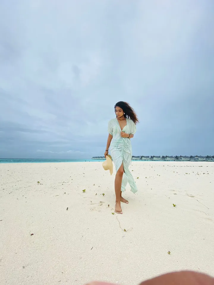 Aakanksha Singh’s viral pictures from the Maldives land her a hosting gig for a travel show !