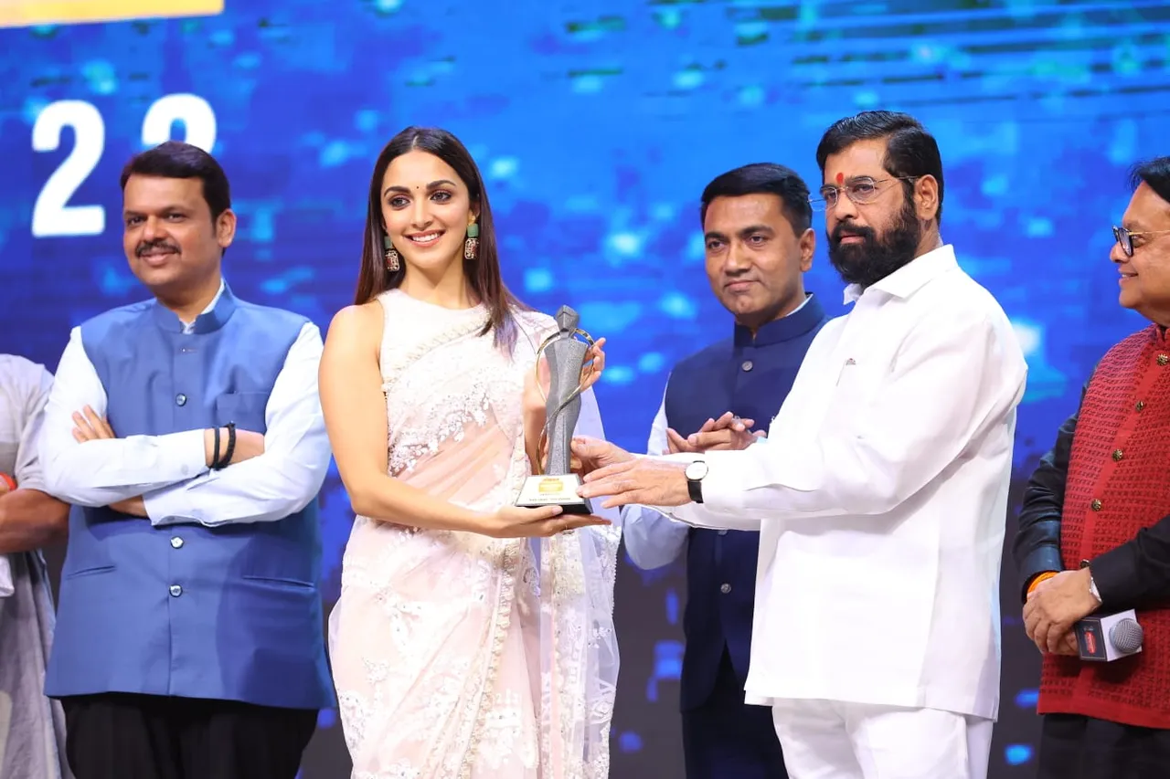 Superstar Kiara Advani bags the Maharashtrian of the year Award from CM Eknath Shinde