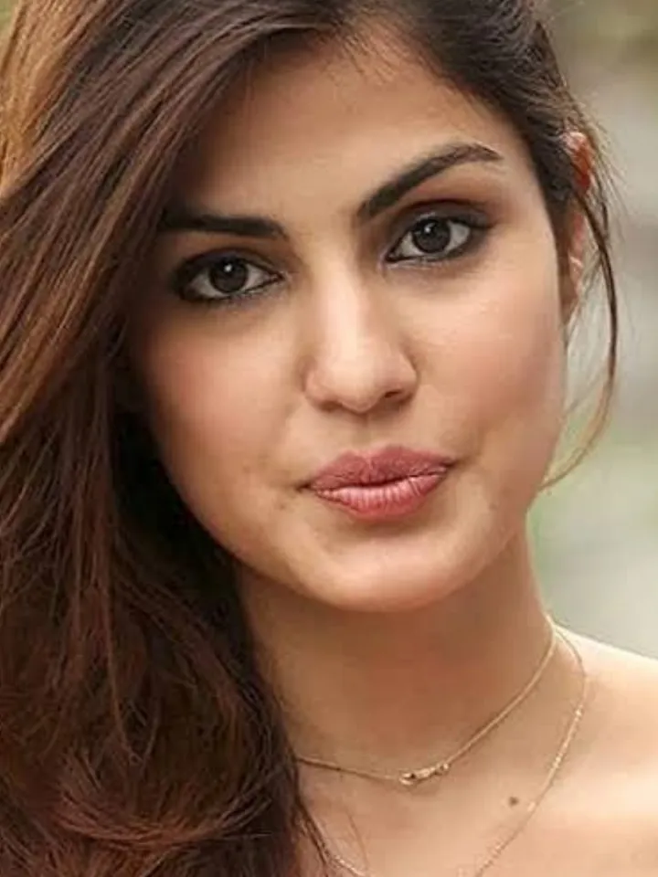 Rhea Chakraborty goes all fashionable with her graceful & elegant new look :