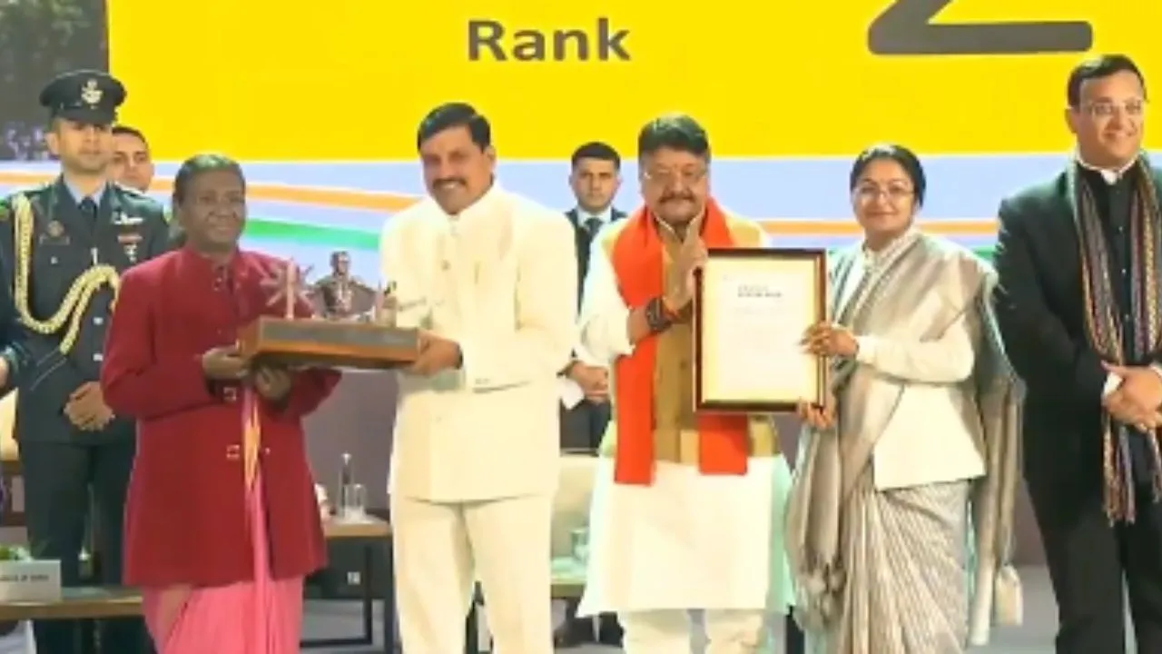 लगातार सातवीं बार सबसे स्वच्छ शहर बना इंदौर, भोपाल को टॉप-5 में किया शामिल, MP सीएम ने किया पुरस्कार ग्रहण