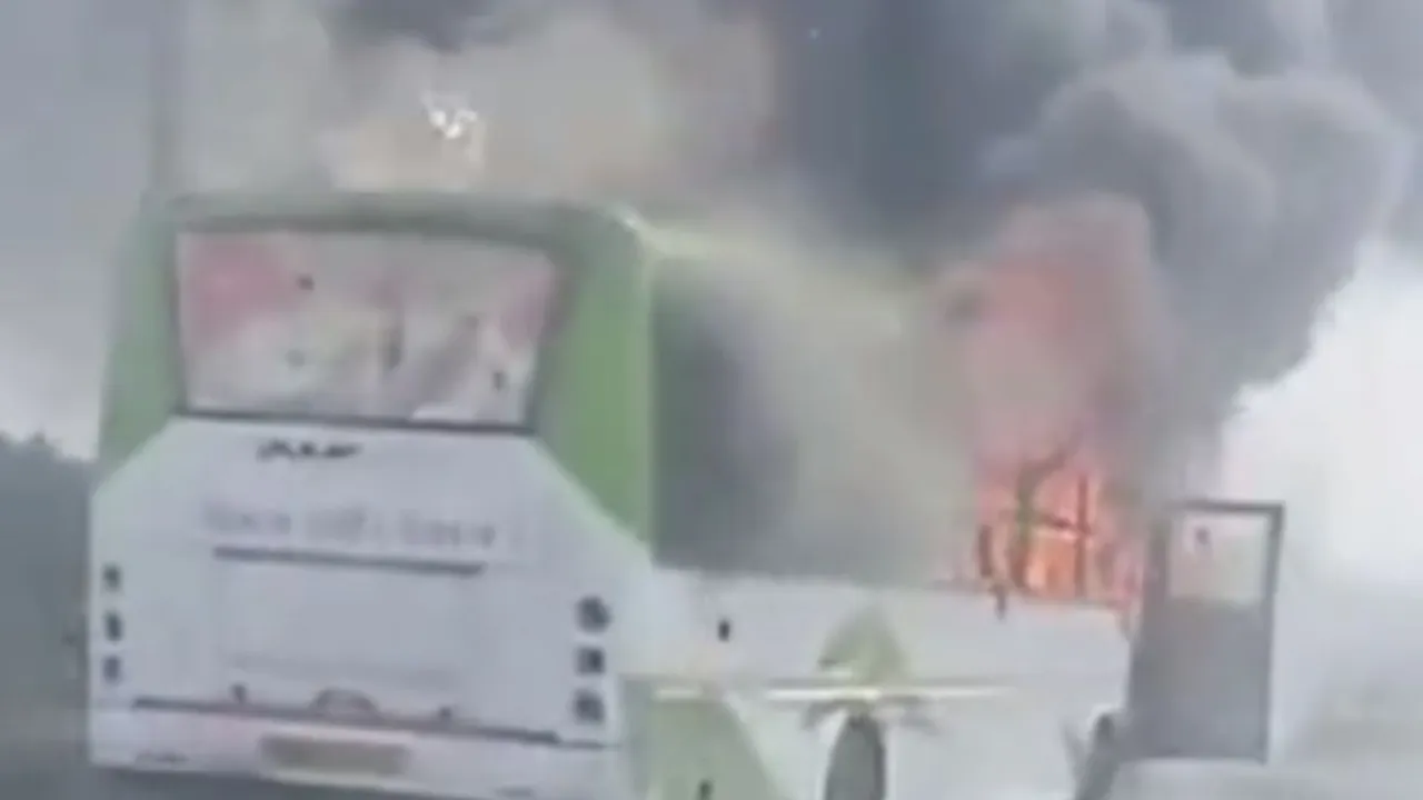 इंदौर-देवास अटल बस सर्विस में लगी भीषण आग, चालक ने सूझबूझ से यात्रिओ को उतारा, बाल-बाल बचे यात्री