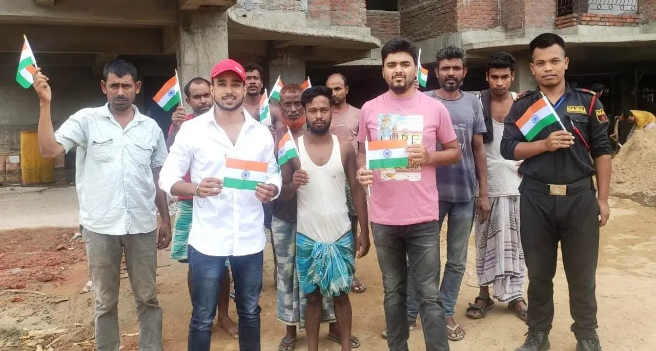 ‘Seven Sense Communication’ Distributes Flags to Labourers on Eve of I-Day