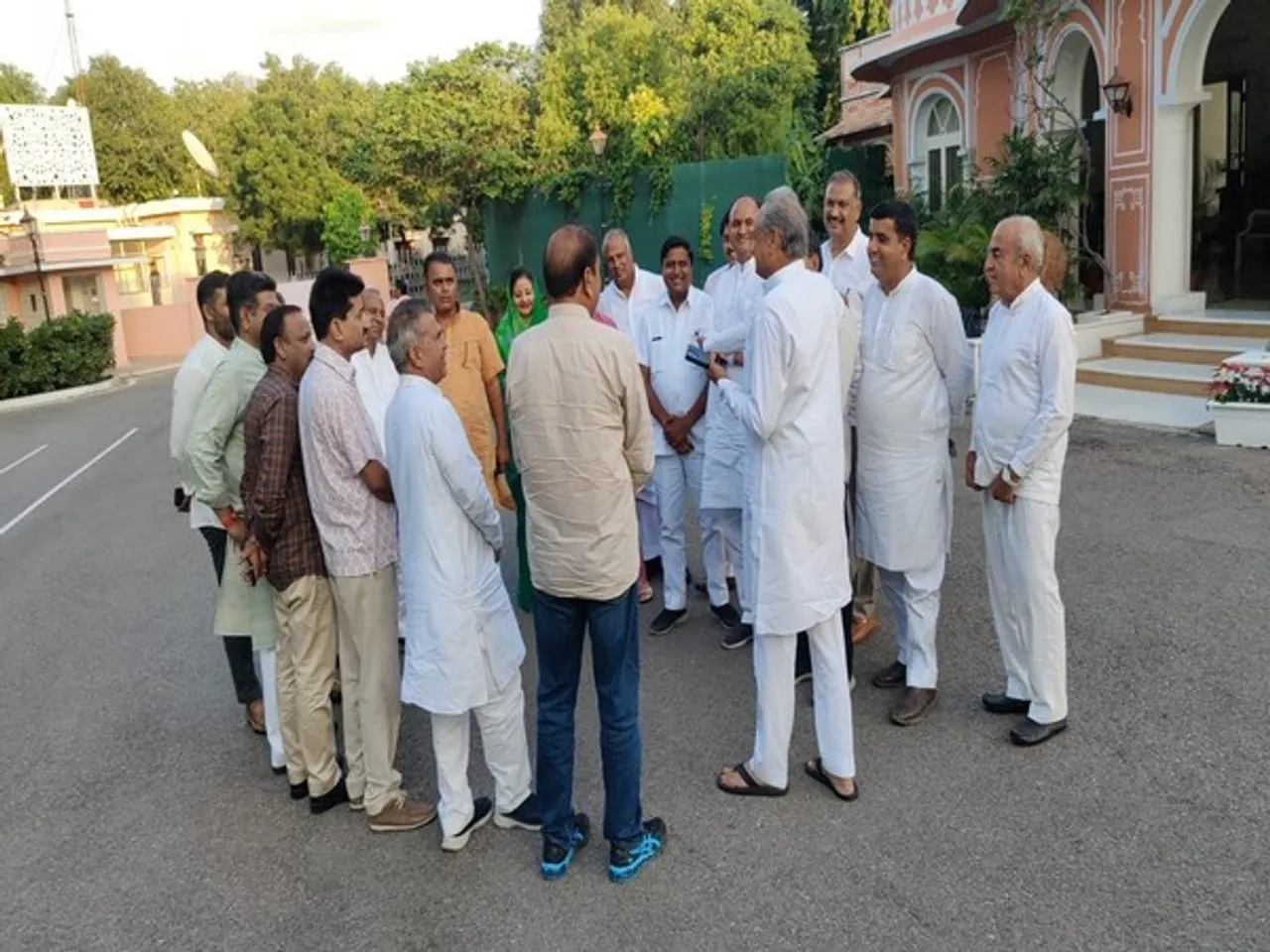 Rajasthan Political Crisis: CM Ashok Gehlot Meets Ministers, MLAs