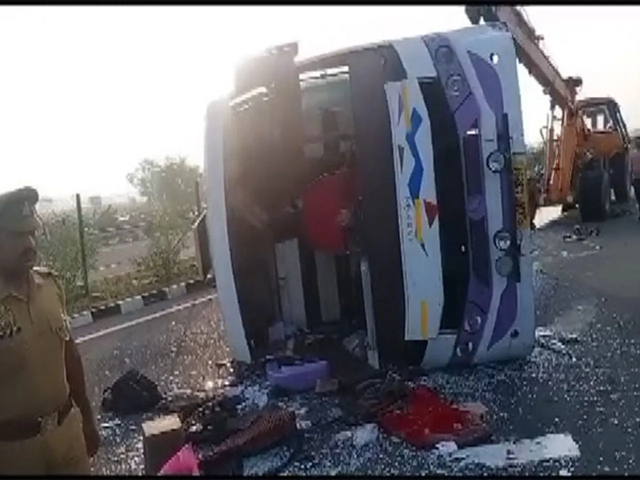 Bus Carrying Labourers Overturns in Uttar Pradesh, 30 Injured
