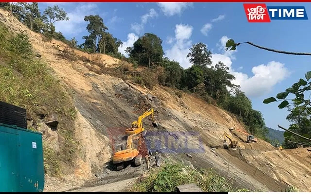 Project 'Vartak' Clears Massive Landslide on Road Connecting Guwahati to Tenga in Arunachal