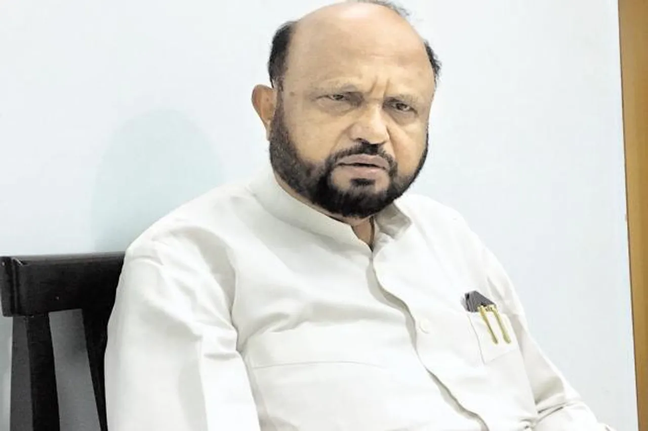PM Modi Meets Prafulla Mahanta’s Family, Wishes Speedy Recovery