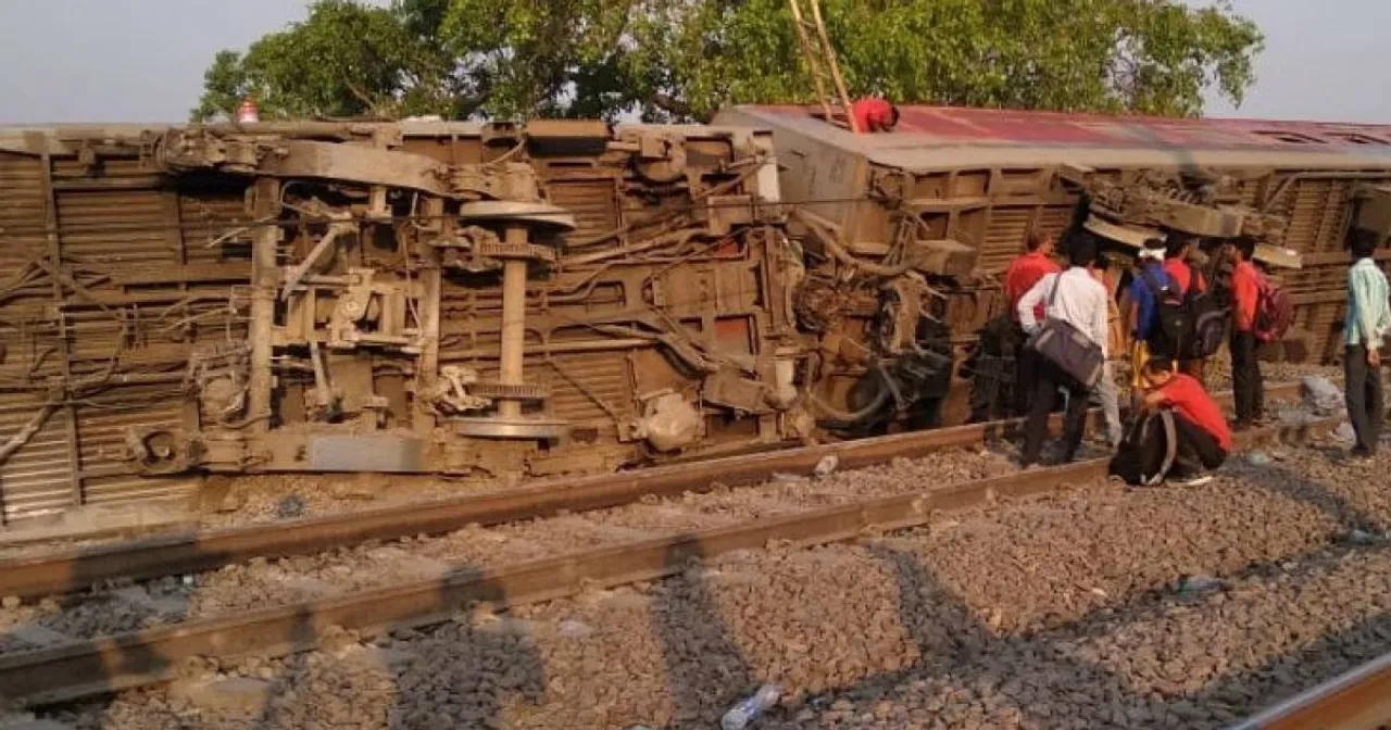 Howrah-New Delhi Poorva Express derails near Kanpur