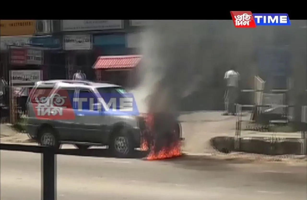 Running Car Catches Fire in Zoo Tiniali