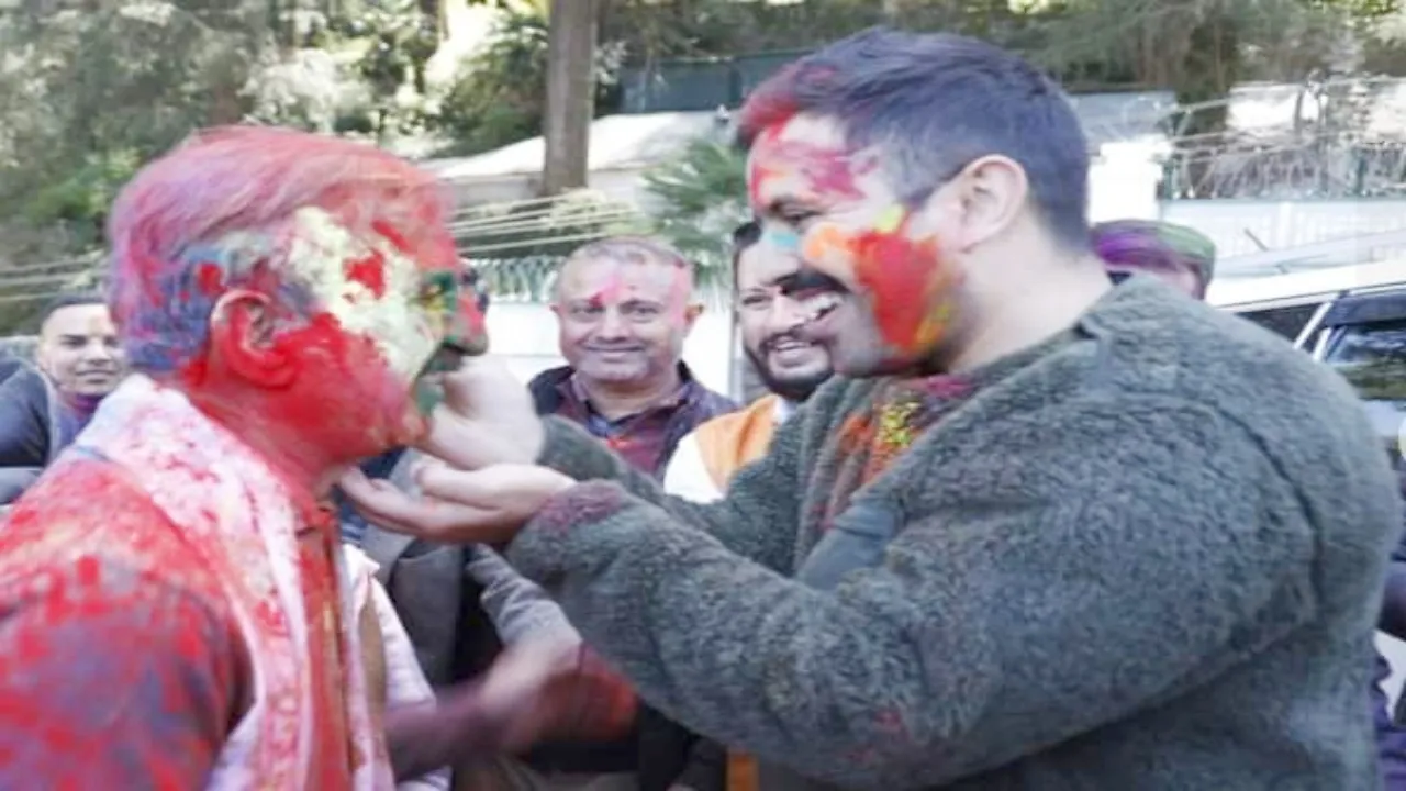 Himachal: बुरा ना मानो Holi है! प्रतिभा-विक्रमादित्य पहुंचे ओकओवर, CM सुक्खू संग मनाई होली