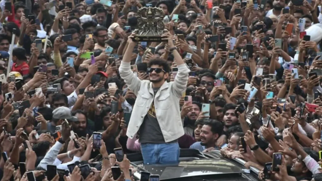 EXCLUSIVE VIDEO: BB17 winner Munawar Faruqui receives grand welcome in Dongri, proudly displays his trophy