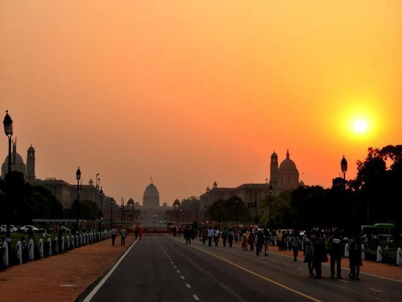 Warm morning greets Delhiites