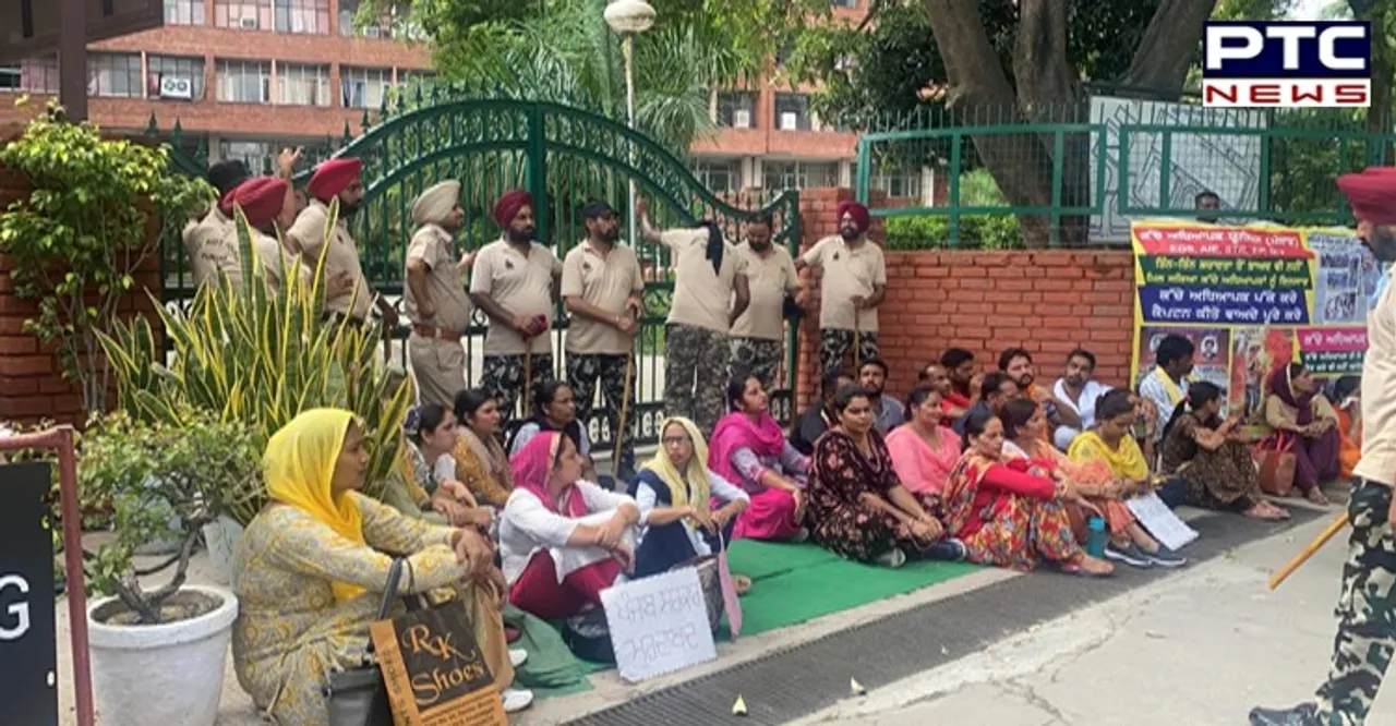 Protesting teachers hold dharna in front of Punjab education board's building
