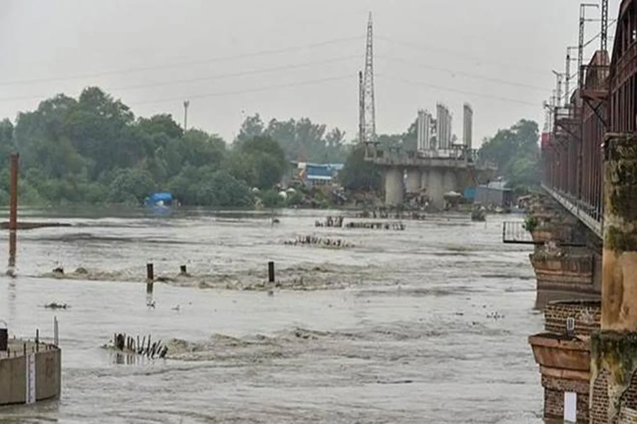 Yamuna Crosses Danger Mark; Delhi Chief Secy Calls Emergency Meeting