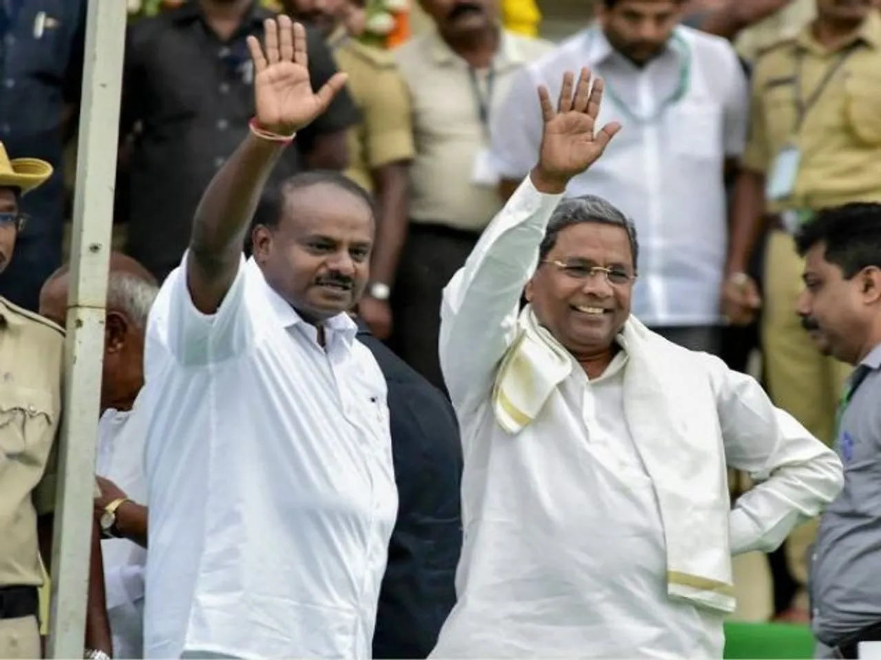 कर्नाटक में जेडीएस-कांग्रेस के ११ विधायकों ने दिया इस्तीफ़ा , सिद्दरामैया को CM बनाने की मांग