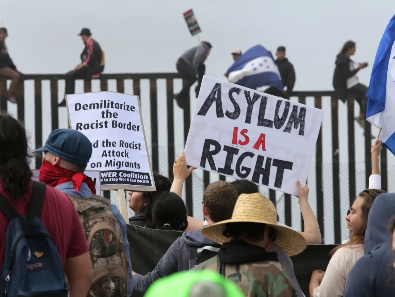 US says crossing is full before caravan tries to seek asylum