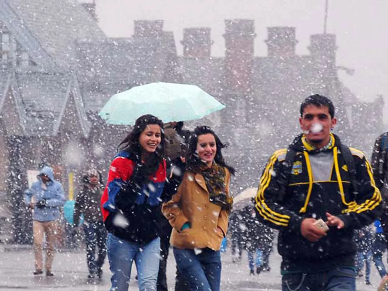 Mild Snowfall In High Altitude In Himachal Pradesh, Temp Plummets