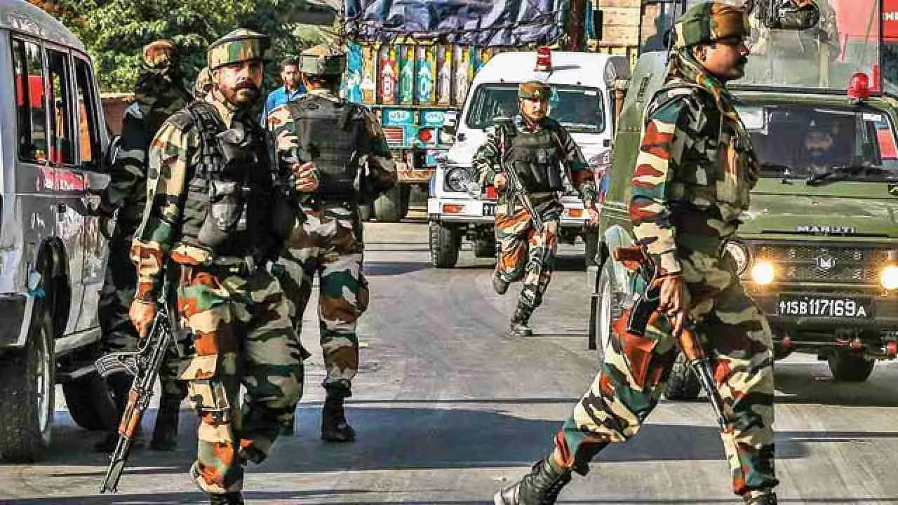 Jammu Kashmir News: राजौरी में दूसरे दिन भी मुठभेड़ जारी, सुरक्षाबलों ने दो आतंकियों को किया ढेर