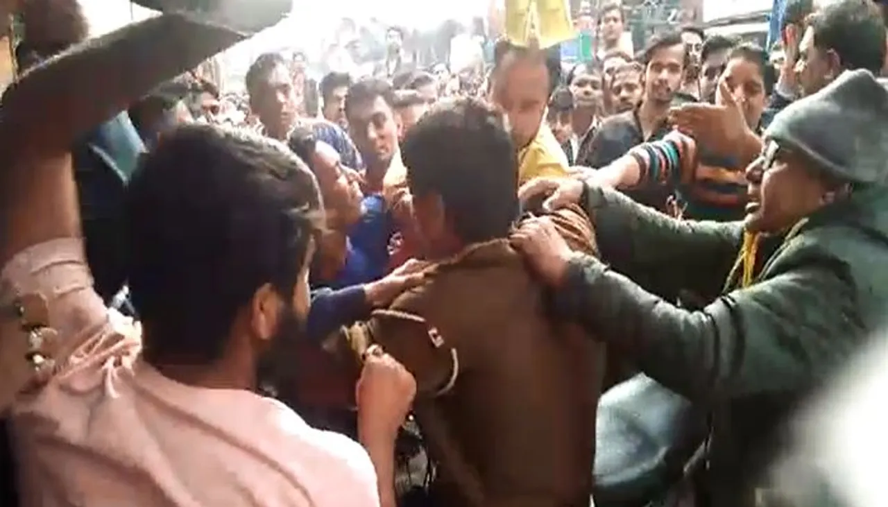 बेटे के झगड़े का बीच-बचाव करने गए पुलिसकर्मी की पिटाई, वीडियो वायरल