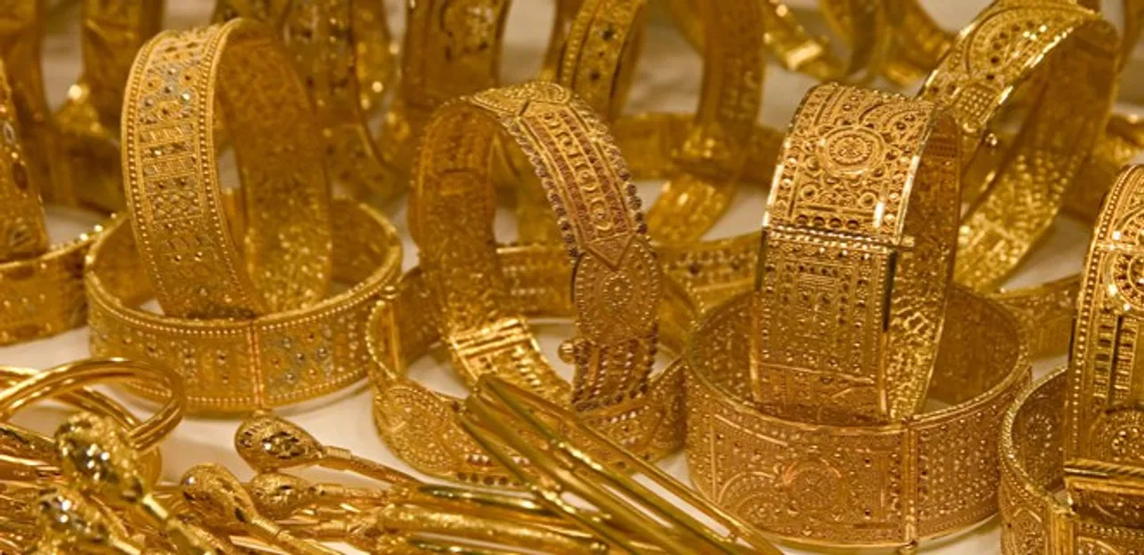 Gold extends gains, surges Rs 150 on global cues