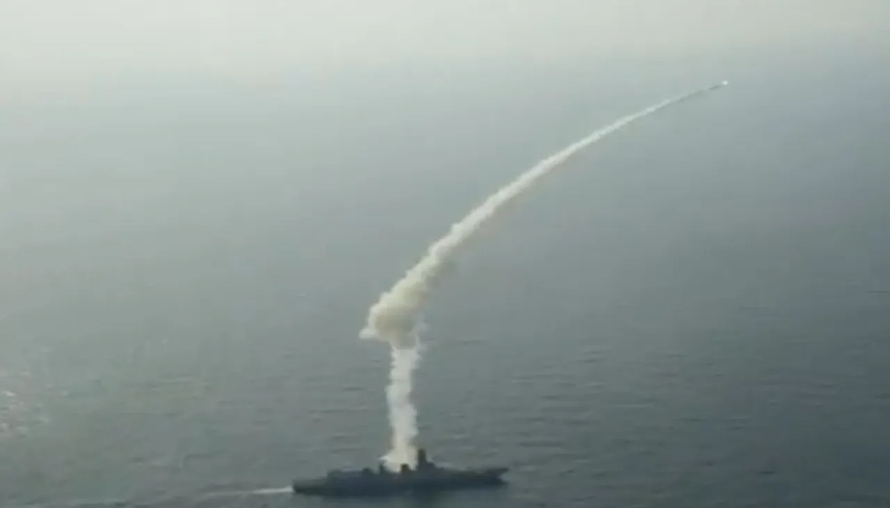 इंजियन नेवी ने BrahMos सुपरसोनिक क्रूज मिसाइल का जंगी जहाज से किया परीक्षण, देखिए वीडियो
