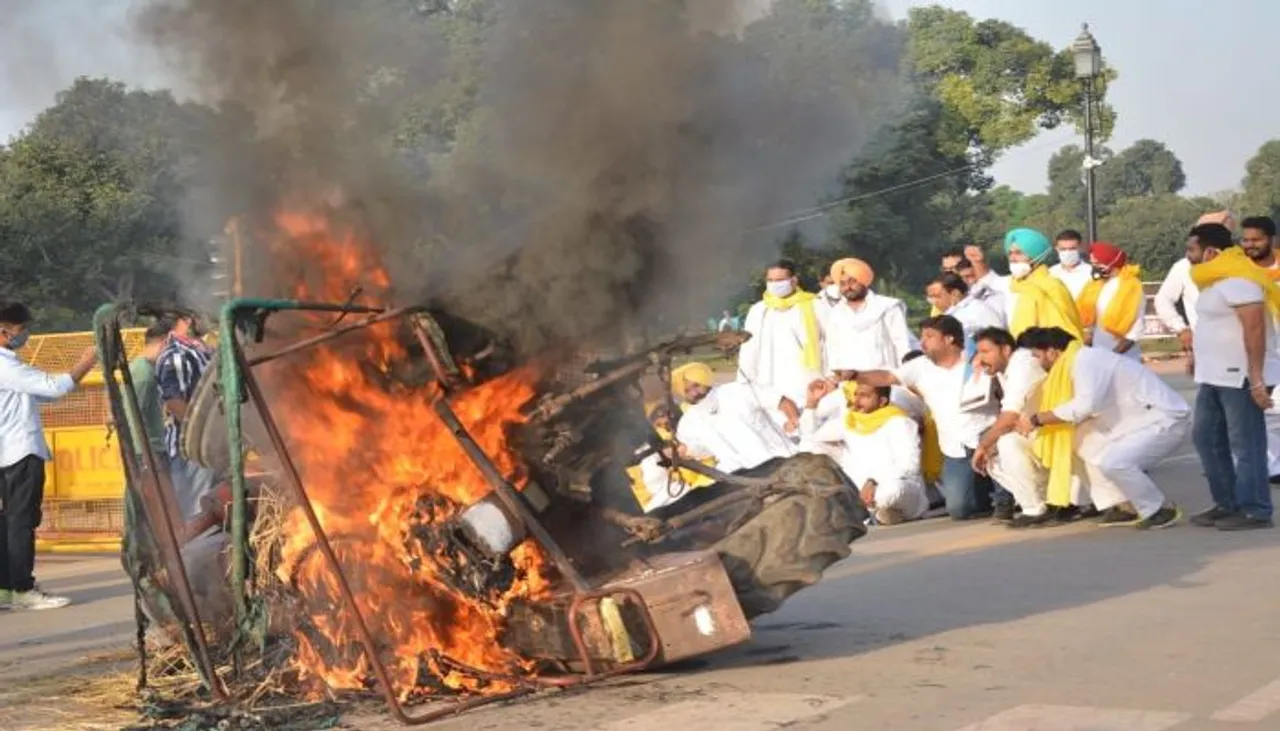 दिल्ली पहुंची किसान आंदोलन की 'आग', इंडिया गेट पर ट्रैक्टर जलाया