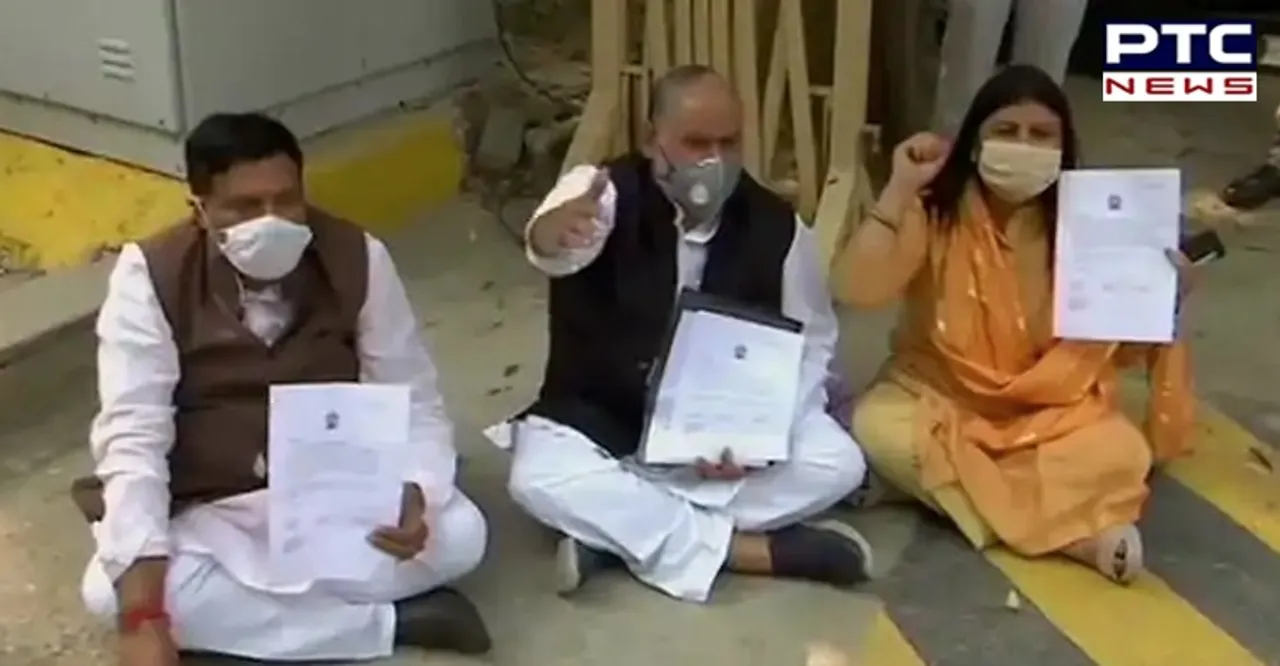 Delhi: 3 Municipal Corporation Mayors on sit-in protest outside CM Kejriwal’s Residence