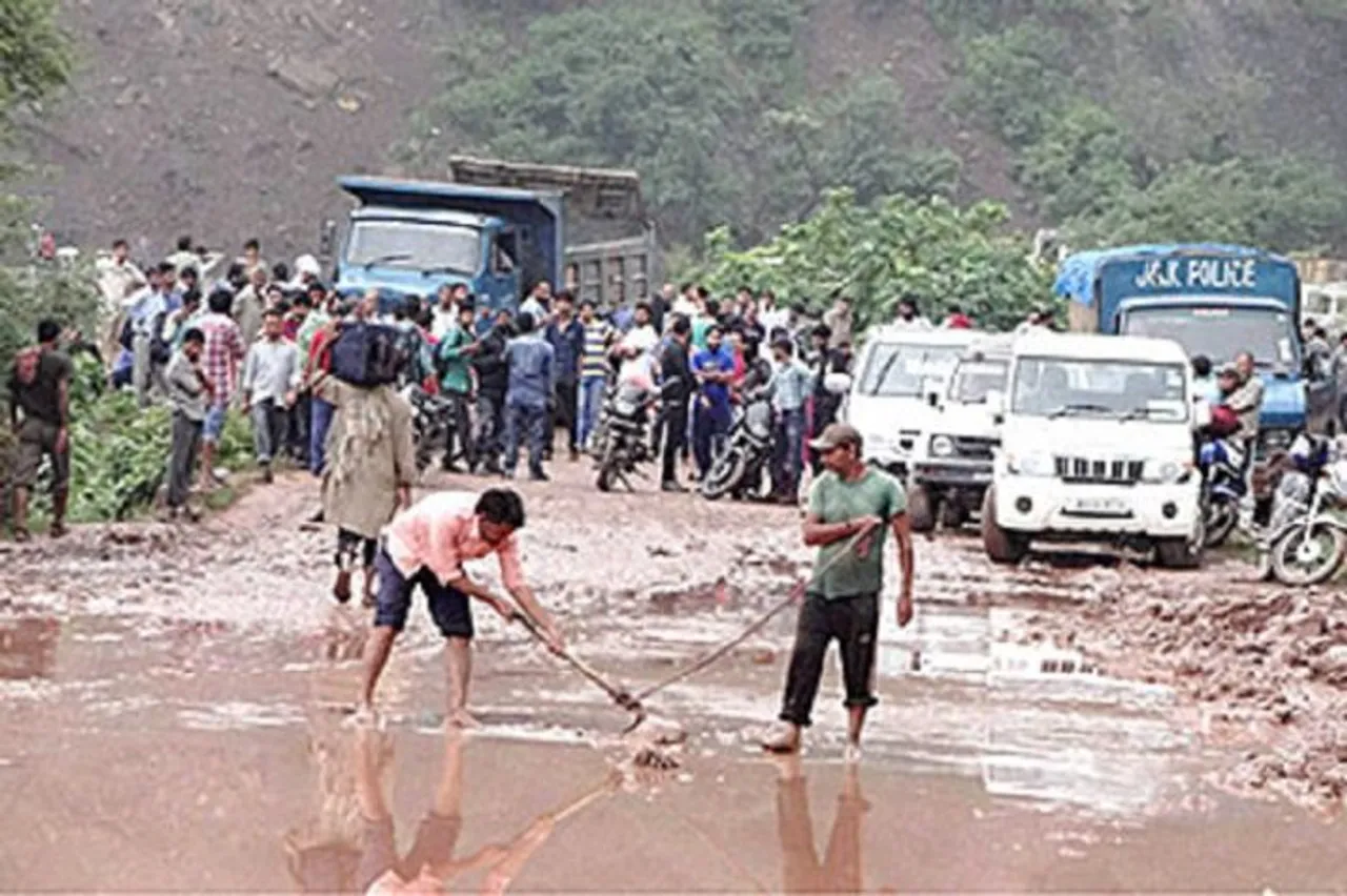 5 killed in landslide on Amarnath Yatra route, Three injured