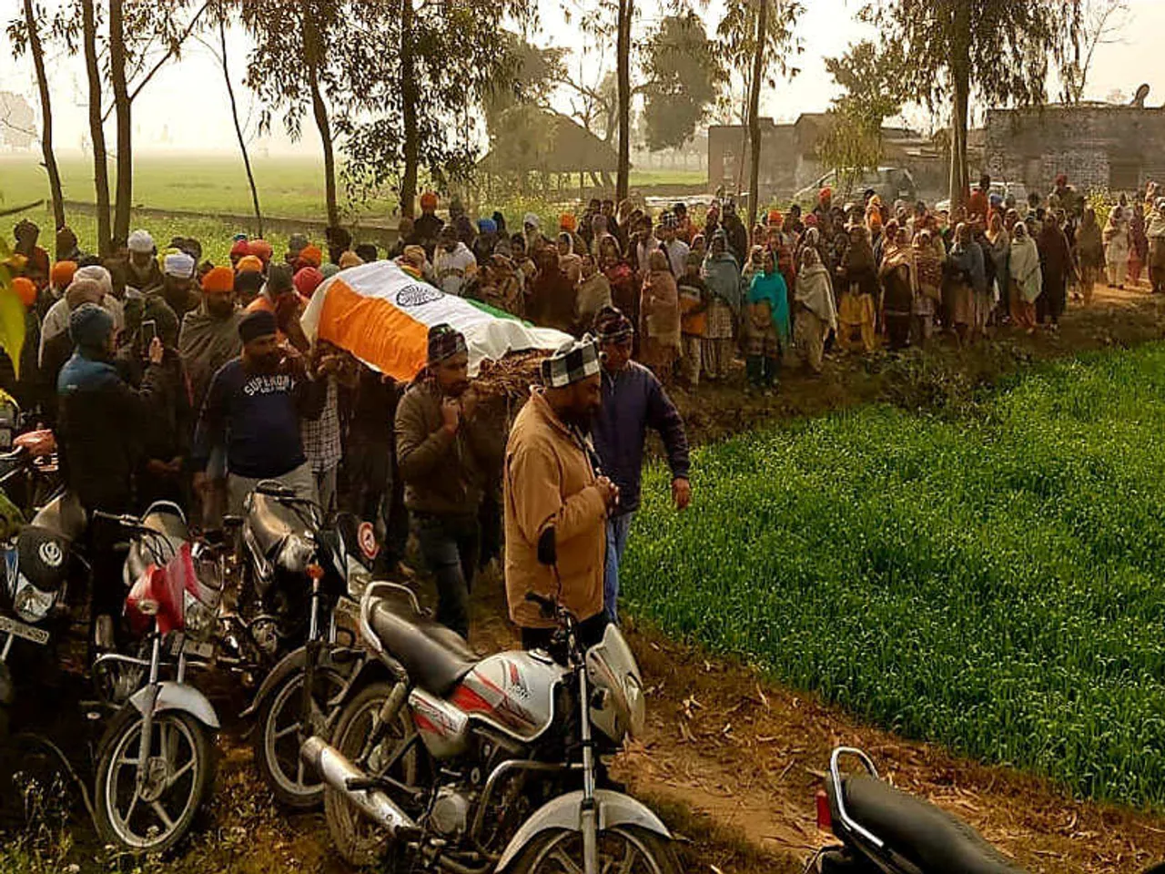 Family booked for draping UP farmer's dead body in Tricolor