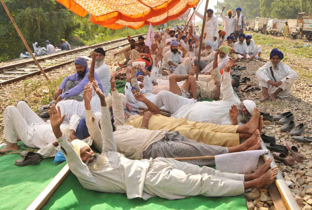 Dasuya : After assurance from admnistration, farmers end protest, lift dharna