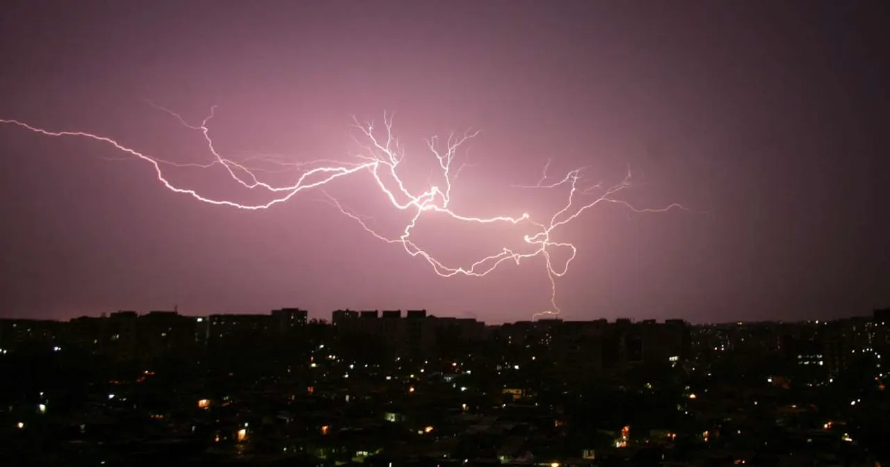 Man killed while trying to take photo of lightning on mobile