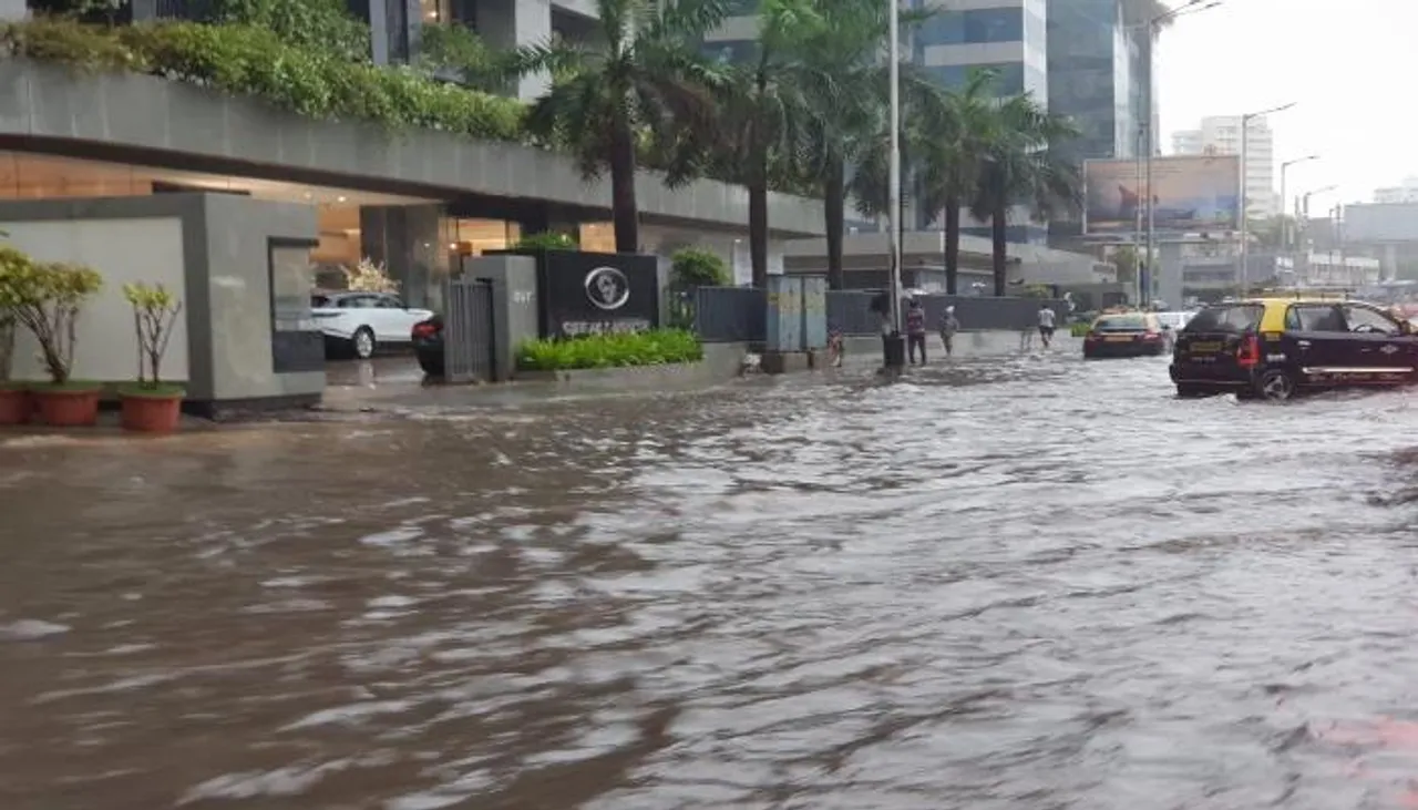 पानी-पानी हुआ मुंबई, स्कूल-ऑफिस बंद, ट्रेनें रद्द, विमान सेवा पर भी असर