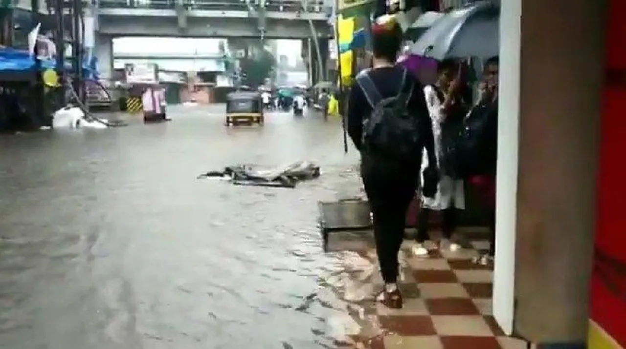 मुंबई में बारिश का कहर: सड़कों पर जलभराव, पटरियां पानी में डूबी, कई स्कूलों में छुट्टी