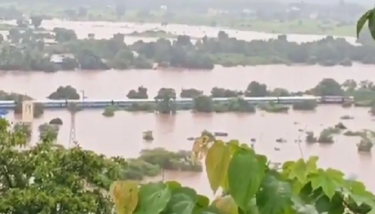 बाढ़ के पानी में फंसी महालक्ष्मी एक्सप्रेस, 700 यात्रियों को निकालने का काम शुरू