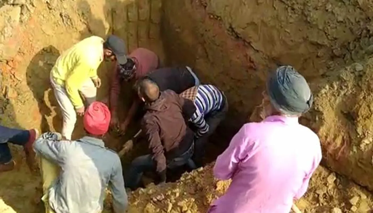सीवरेज लाइन डालते समय मिट्टी के नीचे दबे दो मजदूर, मौत