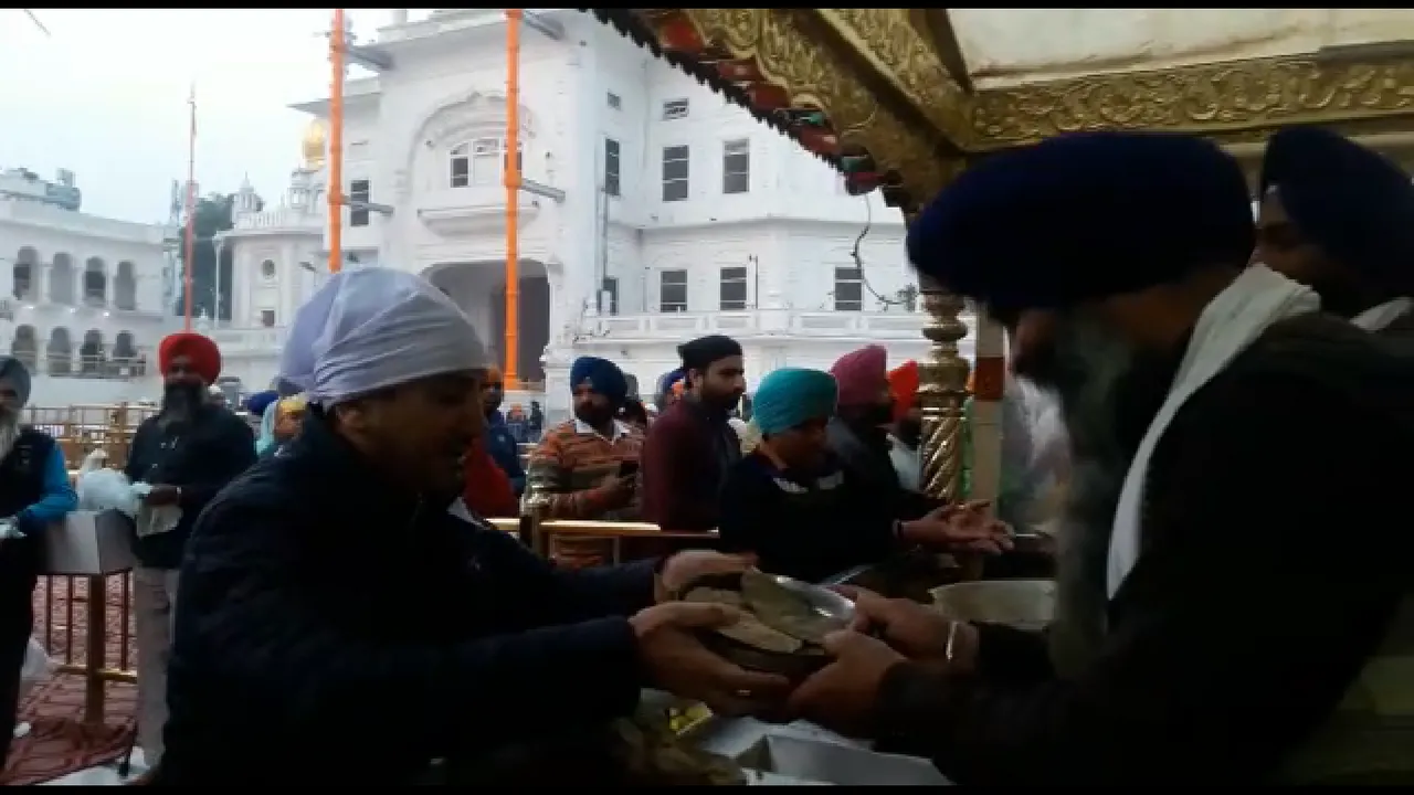 Gurdas Maan pays obeisance at Golden temple