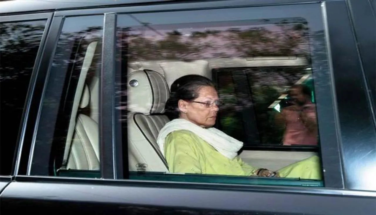 SPG सुरक्षा हटने के बाद सोनिया गांधी को मिली 10 साल पुरानी ये गाड़ी
