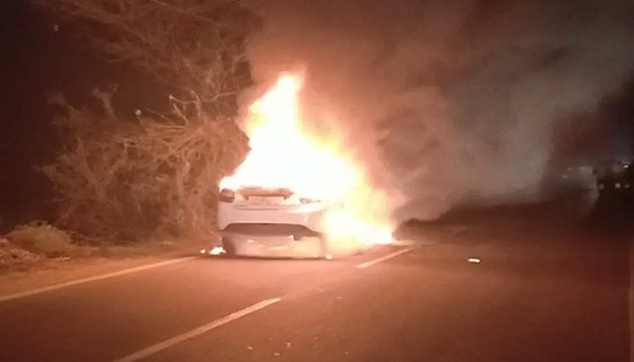 कार में भड़की आग, यात्रियों ने कूदकर बचाई अपनी जान (VIDEO)