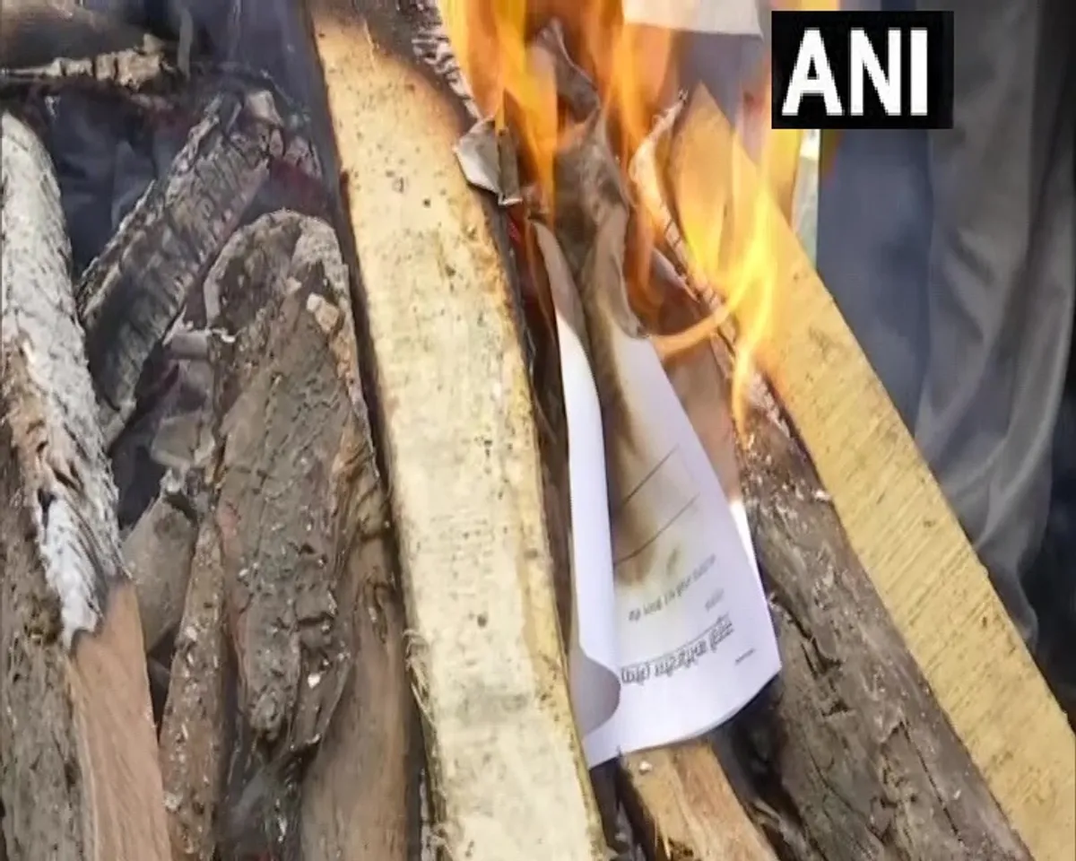 Farmers celebrate Lohri on Delhi borders, burn farm laws in Lohri bonfire