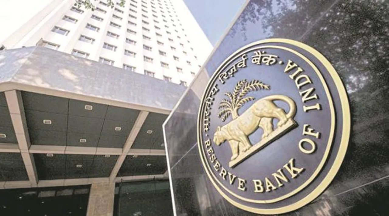 Linking Aadhaar and bank account Not Mandatory: RBI in RTI response