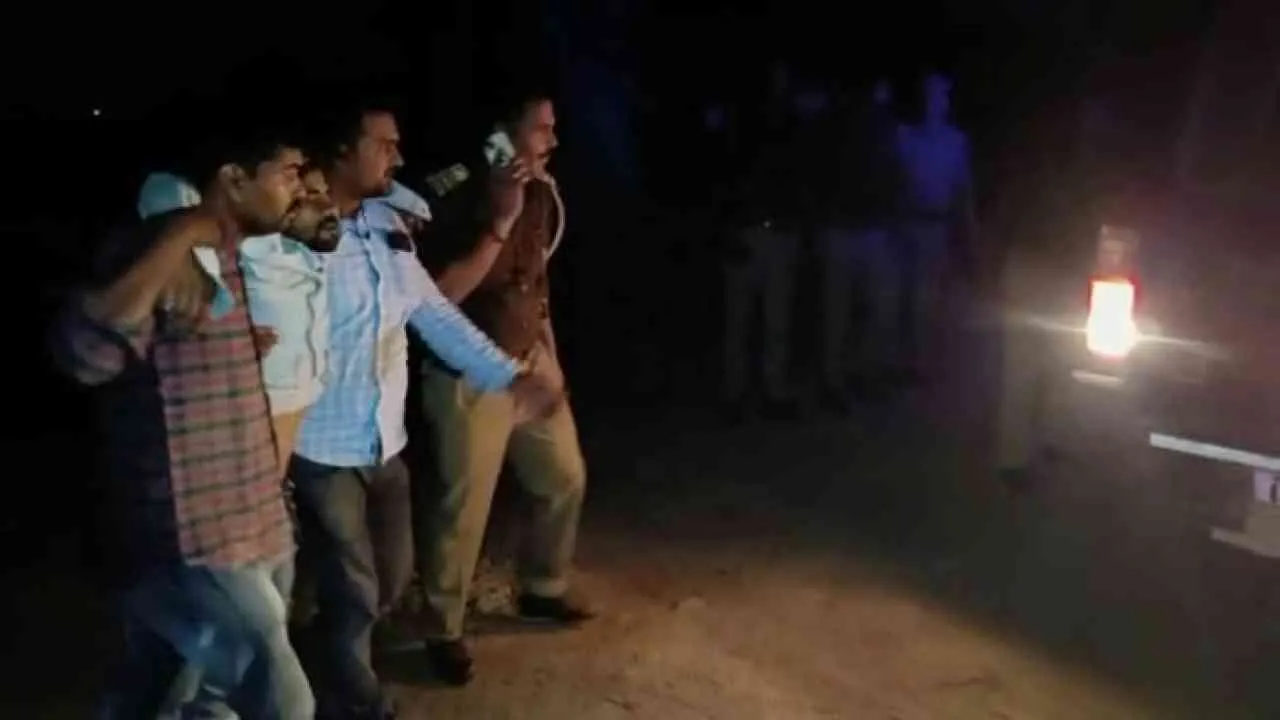 UP police encounter: यूपी में 3 कुख्यात अपराधियों के साथ पुलिस की मुठभेड़, 2 के पैर में लगी गोली