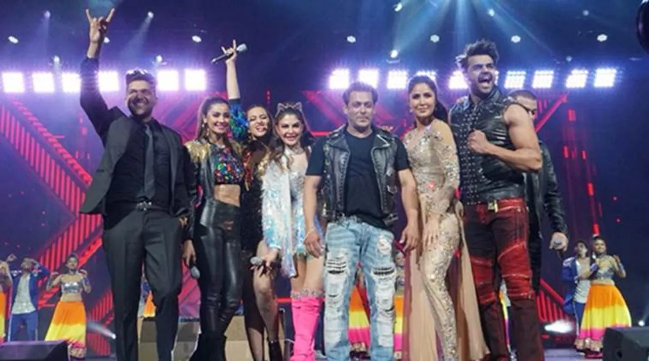 Guru Randhawa Makes Jacqueline Fernandez To Groove On 'Lahore' During His Live Performance In 'Dabangg Tour'