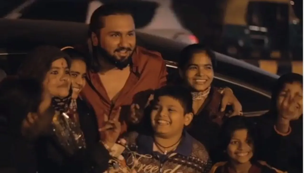 VIDEO: Yo Yo Honey Singh Stops His Car Midway To Meet His Little Fans
