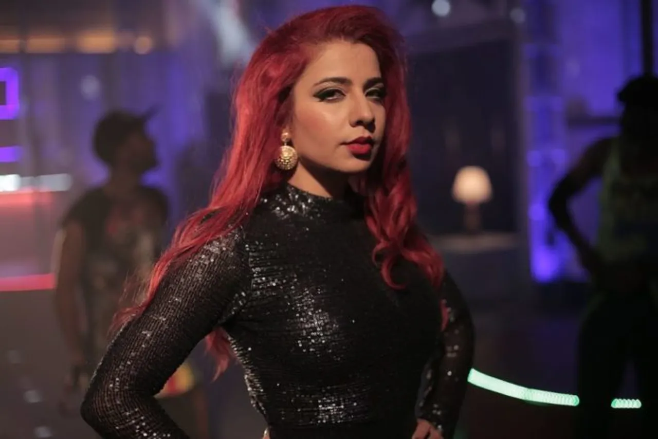 Jasmine Sandlas Shares An Adorable Video Singing A Retro Song