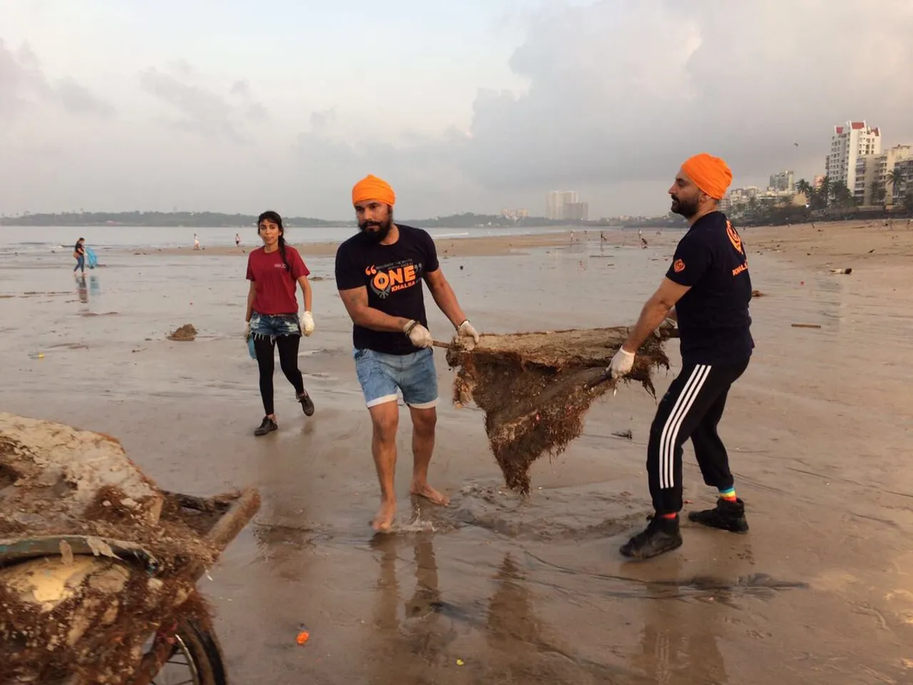 RANDEEP HOODA JOIN HANDS TO CLEAN UP JUHU BEACH AFTER GANESH VISARJAN