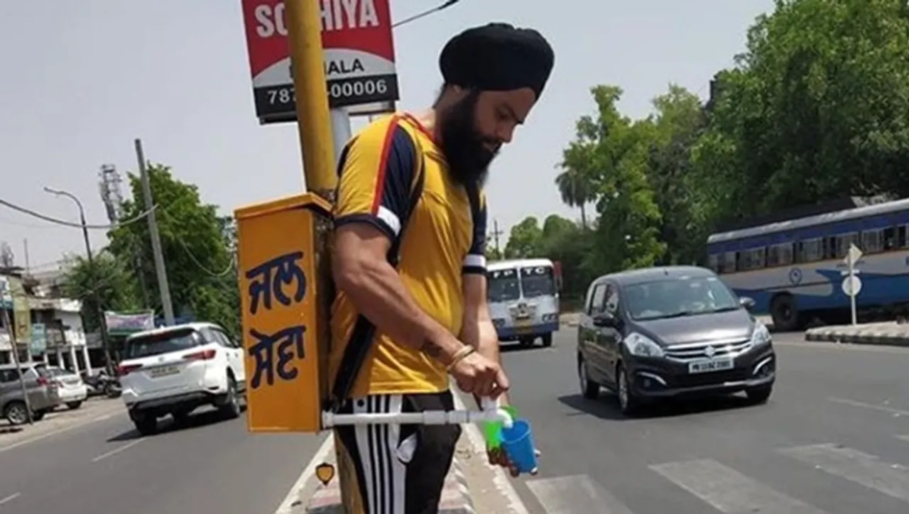 PIC Of The Day: Sikh Man Serving Water To Commuters On A Hot Sunny Day!
