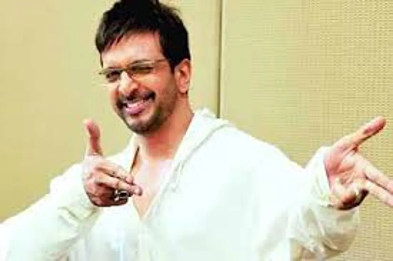 JAVED JAFFREY SHOCKS PEOPLE WITH HIS SIX PACKS AT THE AGE OF 52.