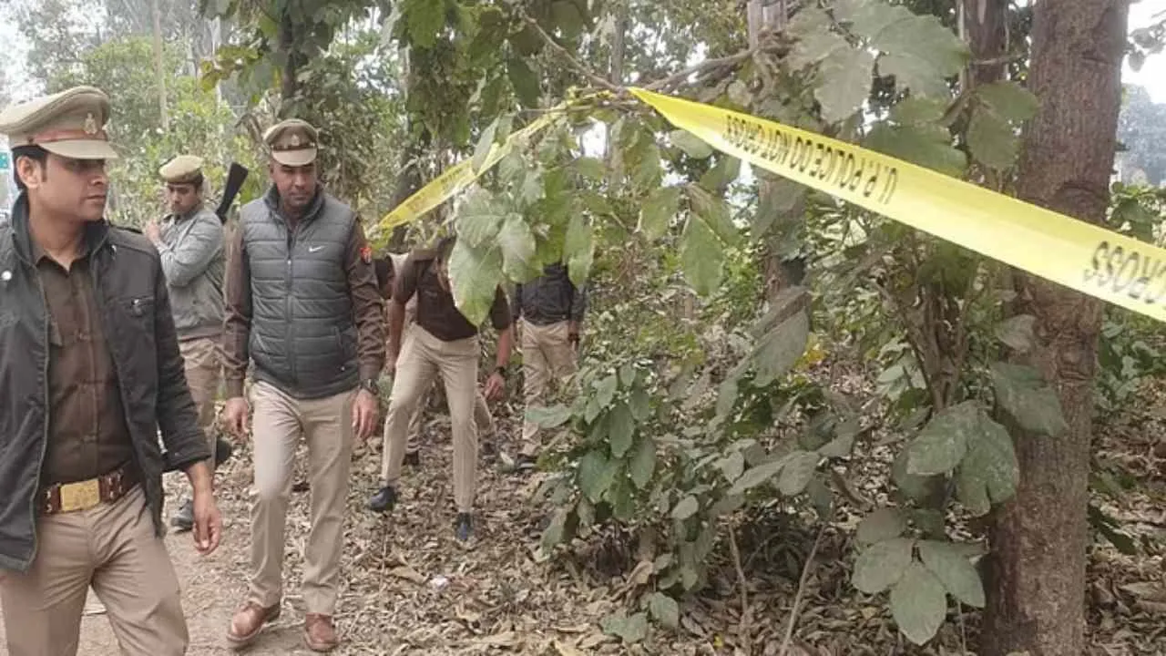 UP: अमरोहा के जंगल में बैग में मिली युवती का लाश, शव के किए गए थे टुकड़े-टुकड़े